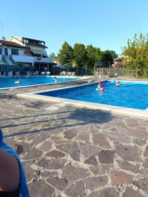 Villetta lido degli scacchi con piscine